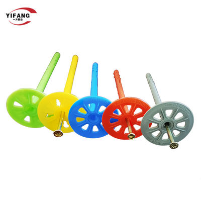 La parete serra le ancore di plastica dell'isolamento di 55mm con le viti di fissaggio